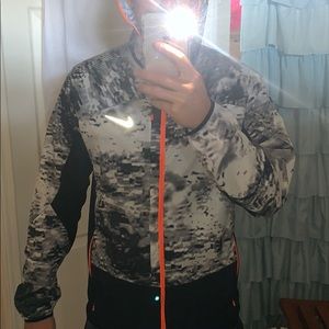 NIKE SNOW CAMO RUNNERS WINDBREAKER LARGE